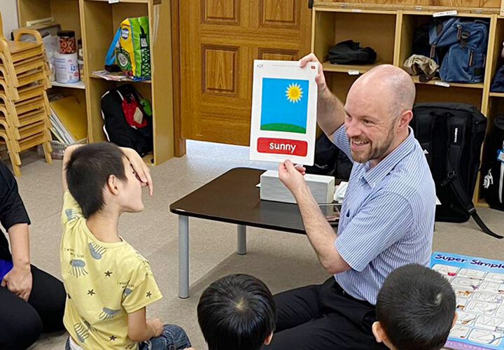 あそび王国の特別な支援環境:外国人講師による英会話支援用の英語教材