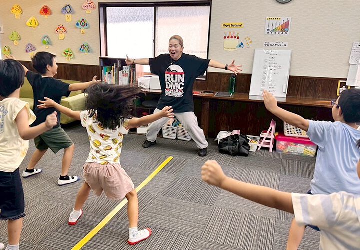 あそび王国の特別な支援環境:プロダンサーによるリトミックで子どもが体を動かしている様子