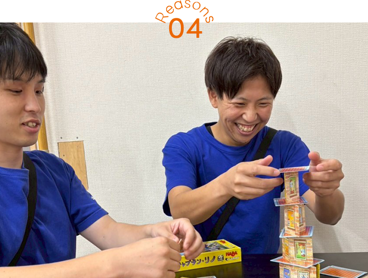 あそび王国の職場環境：男性スタッフが話し合い、風通しが良く相談しやすい雰囲気を示す様子