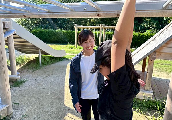 あそび王国：女性スタッフが子どもたちの遊ぶ姿を笑顔で見守る様子