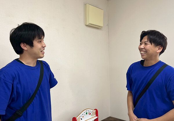 あそび王国：男性スタッフ同士が楽しそうに会話している職場の様子