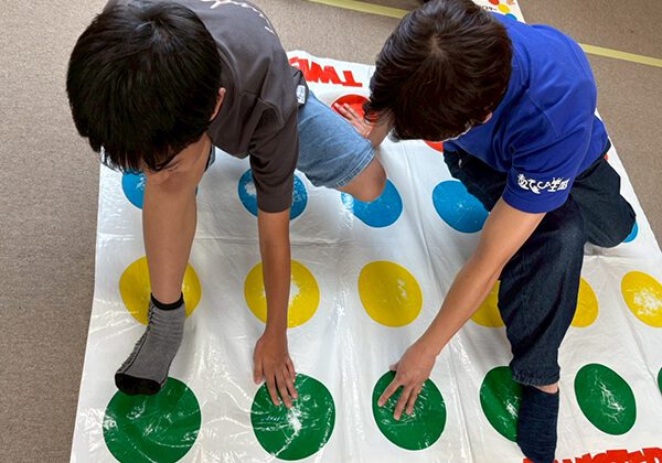 あそび王国：スタッフが子どもと楽しそうに遊ぶ様子